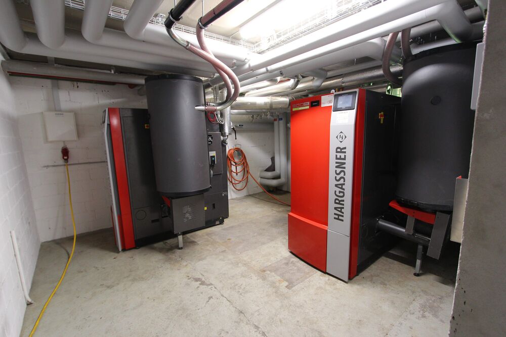 Raumhöhe nur 2,2 m: perfekt gelöst mit zwei Pelletkesseln ohne zusätzliche Umbauten.